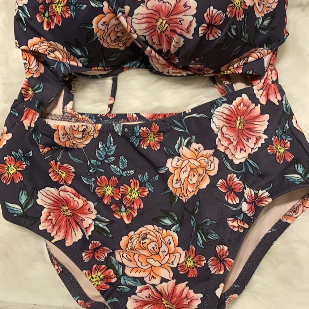 Floral bathing suit 🤍 - Picture 2 of 4